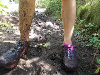 Pieds de randonneuse, boue, chaussures de course Salomon