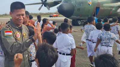 Siswa SD dan SMP Angkasa Lanud El Tari Kunjungan Cinta Dirgantara di Apron F-16