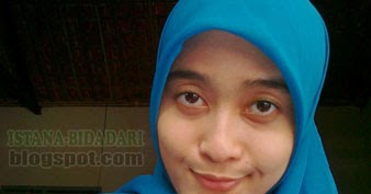 Gadis Cantik Berjilbab Biru