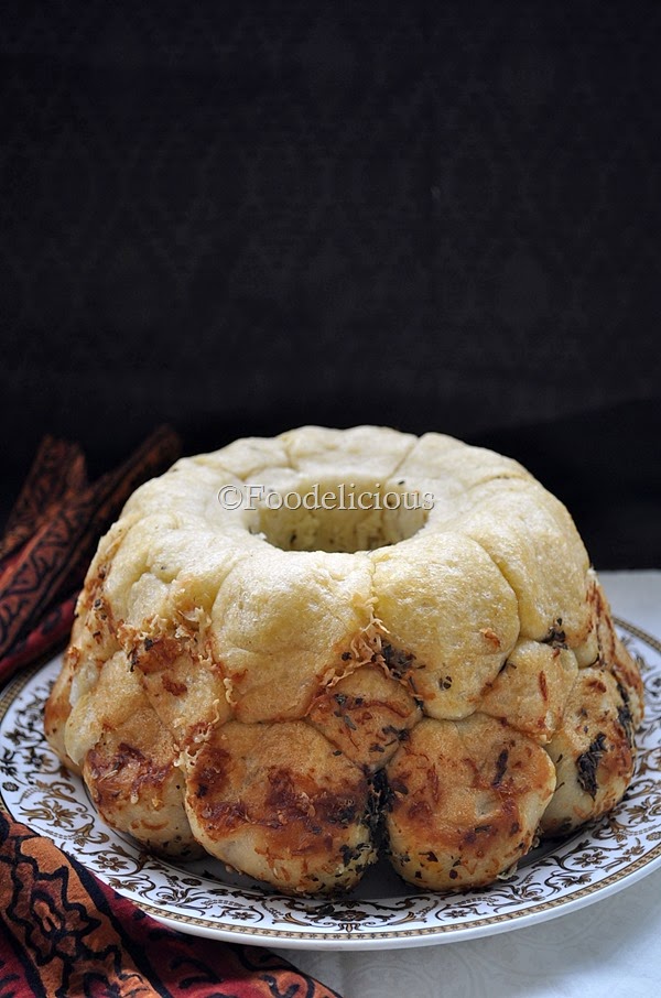 Foodelicious-Bundt garlic parmesan pull apart bread