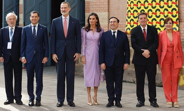 Queen Letizia wore a new Iliana lila dress by Cho Atelier. Queen carries a new pantone bag by Olivia Mareque. Alexandra Plata