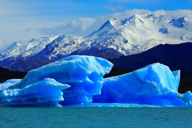 Resultado de imagem para Iceberg azul surge do nada diante de um barco turÃ­stico na PatagÃ³nia