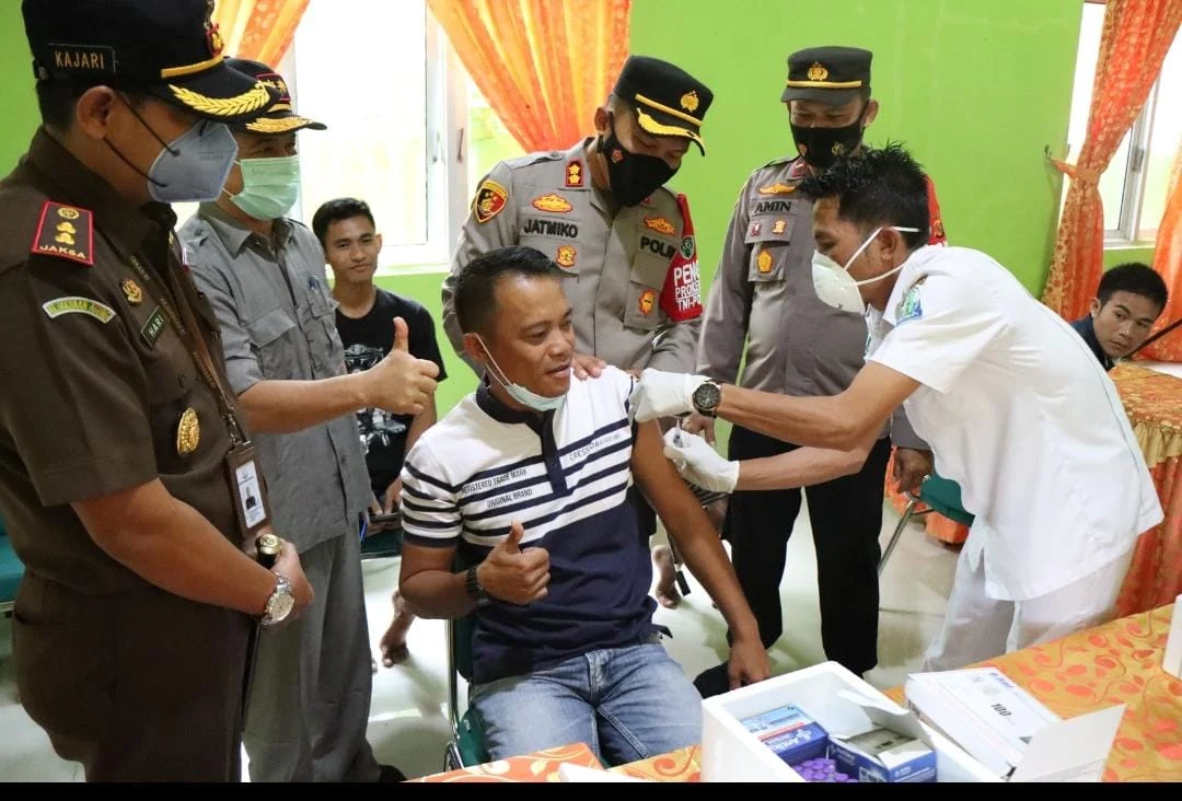 Kapolres Simeulue Turun Langsung Cek Pelaksanaan Vaksinasi Tahap II dan Booster di Puskesmas