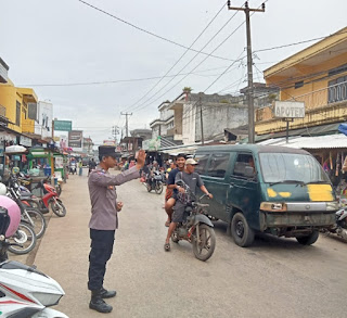 Jelang Buka Puasa, Personel Polsek Malingping Polres Lebak Atur Lalulintas