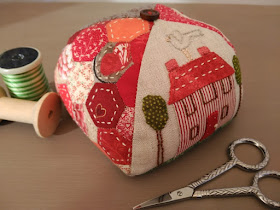 alfiletero, pincushion, costura, couture, sewing, hexies, EPP, aplicación, aplique, patchwork, natalie bird