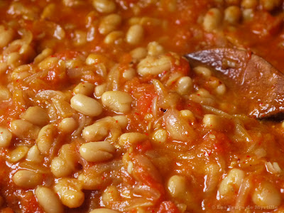 Haricots blancs mijotés aux oignons et tomates fraîches (voir la recette)