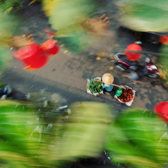 Những gánh hàng rong của các bà các mẹ lướt nhanh trên phố, tạo nên một nét đẹp đường phố đặc trưng của Hà Nội