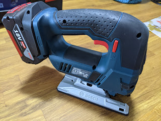 Bosch GST 18V-Li B stehend auf Tisch