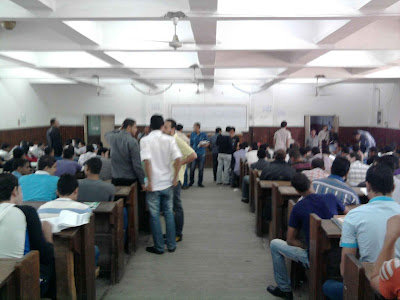 صور من داخل احدى مدرجات كلية التجاره جامعة الازهر