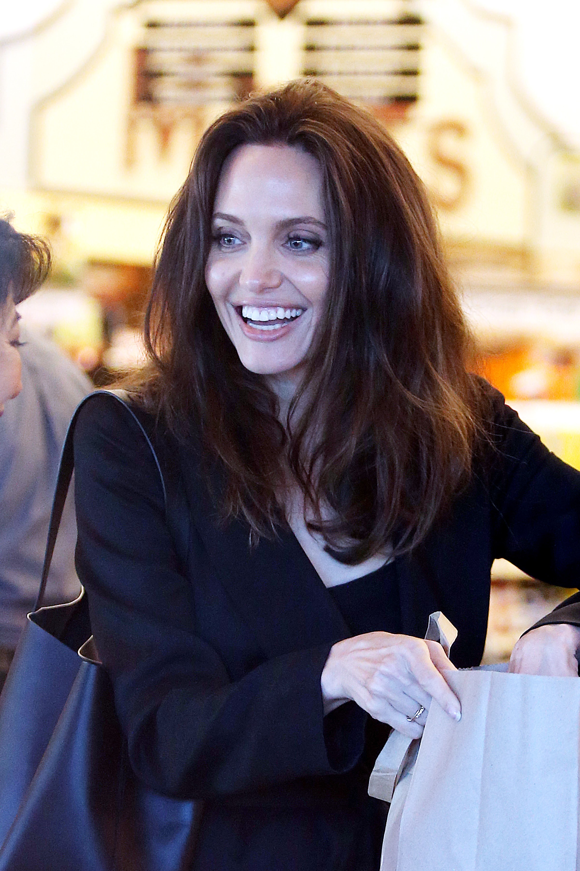 Angelina Jolie Grocery Shopping At Gelsons アンジェリーナ ジョリー監督のスーパーマーケットの買い出し Cia Movie News
