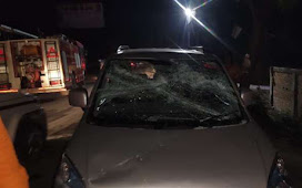 यूपी : जौनपुर में हत्‍या के बाद उग्र भीड़ पर काबू पाने को पुलिस ने भांजी लाठियां। 