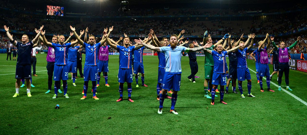 Los jugadores de la selección de Islandia celebran su victoria en octavos de final de la Eurocopa 2016 ante Inglaterra