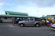 Aéroport à Rurutu avec des belles 4x4. (dsc )