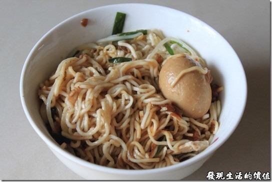 素蘭麵攤。帶回家的外省麵倒入自家的碗公，有豆芽菜、韭菜、及肉片，還有我愛吃的滷蛋，一碗麵原價NT35，加大及外加及滷蛋，所以總價是 NT55，這就是我今天的午餐，吃到肚子鼓鼓的。