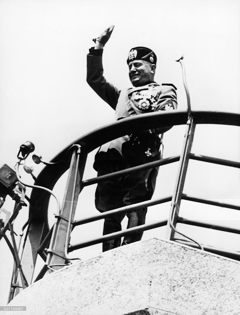 Дуче Бенито Муссолини выступает с речью в Генуе по случаю строительства линкора «Имперо» 14 мая 1938 года