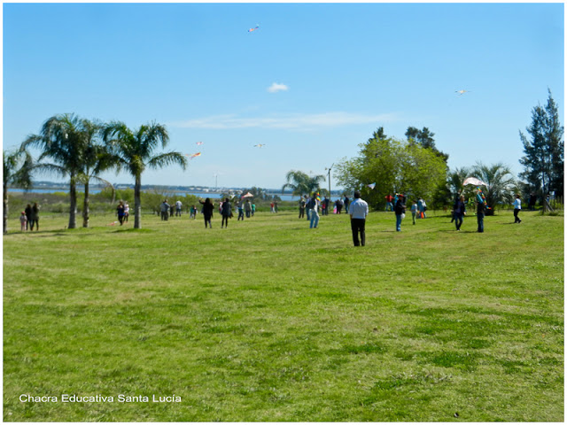 Remontando cometas en familia - Chacra Educativa Santa Lucía