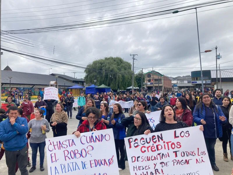 Paro indefinido de educadores en Quellón: denuncian deudas generadas por gestión de municipio