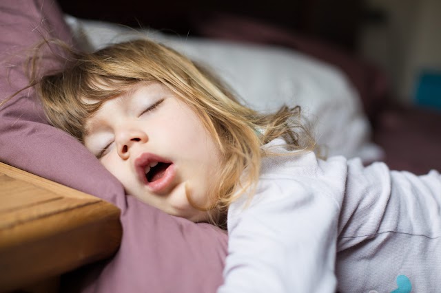 Busca por remédios para criança dormir cresce e acende alerta em médicos