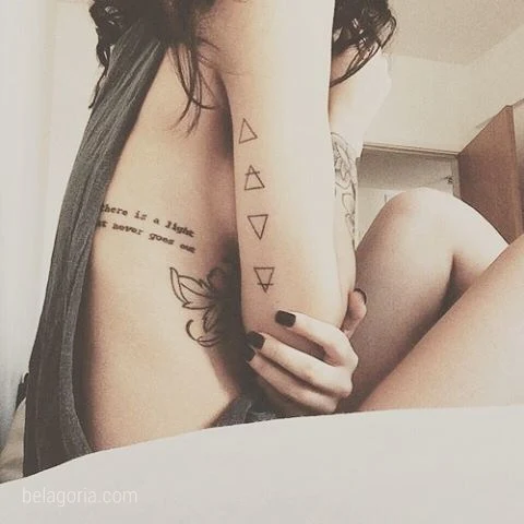 Chica con tatuajes de triángulos glifos