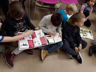 dzieci ze Szkoły Podstawowej czytają książki w bibliotece na Bocianowie