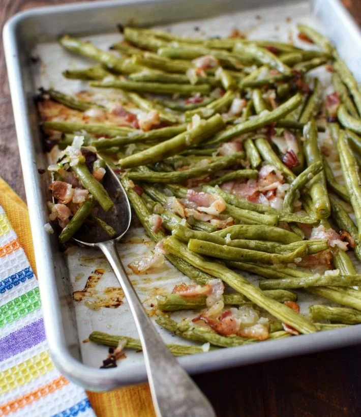 Vainitas asadas (judías verdes) con tocineta y cebolla