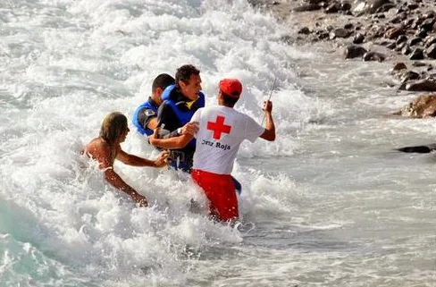 bañistas en peligro olas del pino las canteras, las palmas