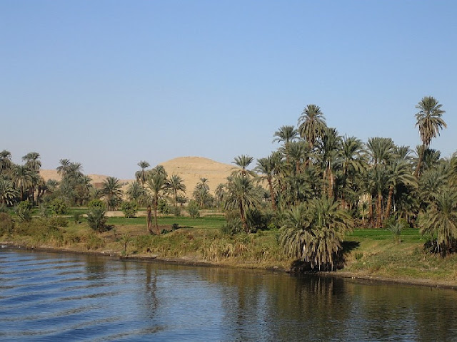 Река Нил с лодки между Луксором и Асуаном
