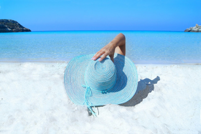 fashion-model-beach-hat-sand-sea