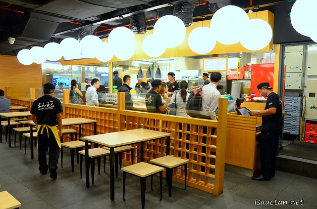 A unique concept where food is prepared immediately while you order, fast food style