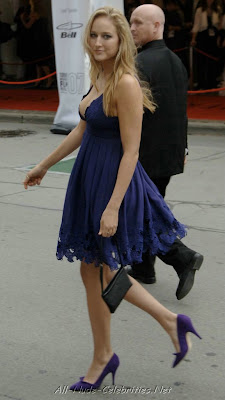 Leelee Sobieski in dress shows pics