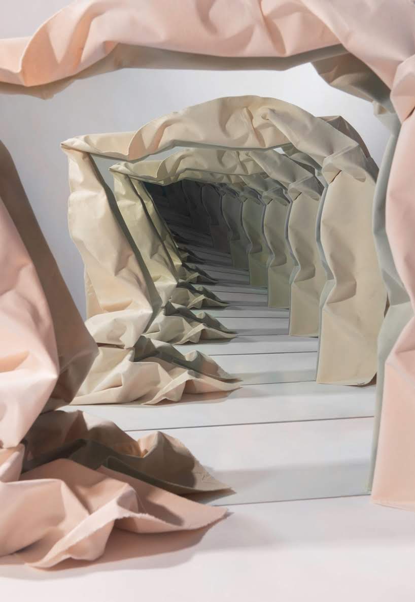 Instalaciones con espejos crean túneles infinitos por Sarah Meyohas 