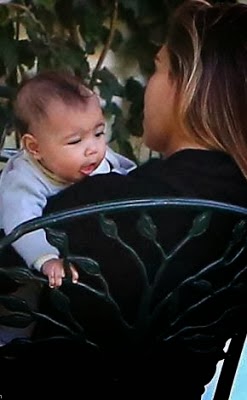 Kim Kardashian & Kanye West Finally reveal Their Baby's Face 