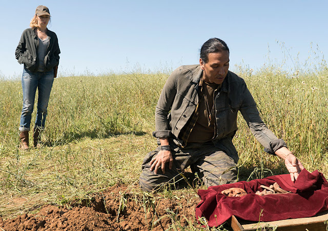 Alicia Clark (Alycia Debnam-Carey) e Qaletaqa Walker (Michael Greyeyes) nell'episodio 9