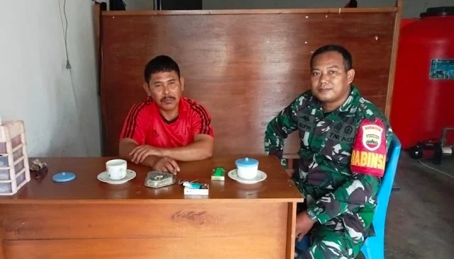 Babinsa Edi Sufriadi Komsos dengan Seorang Jurnalis