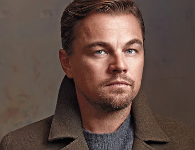 Biiografi Leonardo DiCaprio  Biodata   Nama lengkap : Leonardo Wilhelm DiCaprio Tempat lahir : Hollywood, California, Amerika Serikat Tanggal lahir : 11 November 1974 Profesi : Aktor Tahun aktif : 1989-sekarang    Biografi     Terlahir dengan nama Leonardo Wilhelm DiCaprio pada 11 November 1974, aktor sekaligus produser film, Leonardo DiCaprio, adalah anak tunggal dari pasangan Irmelin dan George DiCaprio. Saat berumur setahun, orangtua Leonardo bercerai dan dia tinggal bersama ibunya. Meski demikian, Leonardo kecil juga kerap menghabiskan waktu bersama ayahnya. Selain komik dan kartu baseball, kegemaran Leonardo adalah pergi ke museum bersama sang ayah.  Beranjak dewasa, Leonardo yang telah lulus dari John Marshall High School ini memulai debutnya di layar lebar dalam film horor "Critters 3" (1991). Tak lama kemudian dia berhasil mendapatkan peran utama di film "This Boy's Life" (1992) dimana Leonardo beradu akting dengan Robert De Niro. Berkat perannya di film itu, peluang Leonardo untuk menjadi aktor terkenal semakin terbuka. Hal ini terbukti ketika dia berhasil meraih nominasi Oscar dan Golden Globe sebagai Aktor Pemeran Pembantu Terbaik lewat perannya sebagai saudara Johnny Depp di film "What's Eating Gilbert Grape" (1993).   Tahun 1995 hingga 1997 merupakan masa-masa keemasan bagi aktor pengagum serial TV "Twilight Zone" ini. Hanya 