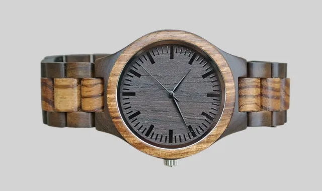 ساعة خشبية