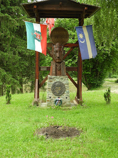 Szent István szobor a templom mellett