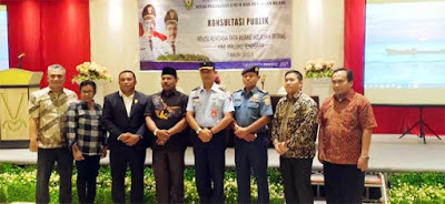 Langgur, Malukupost.com - Bupati Maluku Tenggara (Malra), M Thaher Hanubun mengatakan, penataan ruang adalah suatu proses yang bertujuan mewujudkan ruang yang aman, nyaman, produktif dan berkelanjutan bagi seluru lapisan masyarakat untuk melaksanakan aktifitasnya. “Kabupaten Maluku Tenggara dengan wilayah seluas 4.212,51 Km2, dan hanya 24 persennya merupakan wilayah daratan, maka aspek perencanaan tata ruang menjadi sangat penting dan strategis, guna menunjang aktivitas pembangunan, dengan tetap menjaga kualitas lingkungan, daya dukung dan daya tampungnya,” ujarnya dalam sambutan yang dibacakan pejabat Sekda setempat, Bernadus Rettob, pada kegiatan Konsultasi Publik, Revisi Rencana Tata Ruang Wilayah (RTRW) Kabupaten Maluku Tenggara Tahun 2019 di Langgur, Sabtu (14/12/19)