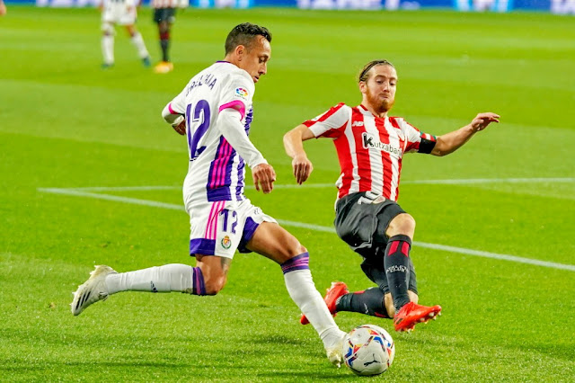 Fabián Orellana encara a Iker Muniain. REAL VALLADOLID C. F. 2 ATHLETIC CLUB DE BILBAO 1. 08/11/2020. Campeonato de Liga de 1ª División, jornada 9. Valladolid, estadio José Zorrilla.