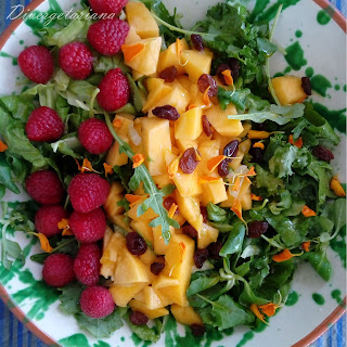 Ensalada con melocotón y frambuesas desde arriba