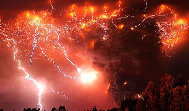 These 20 Unbelievable Pictures Might Look Like An Illusion But They Are Absolutely Real - Volcanic Lightening