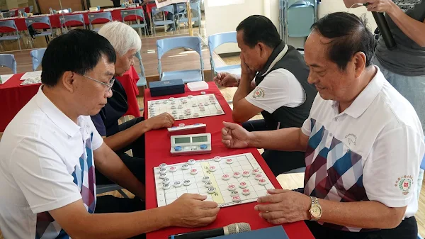 ▲盧建州主任（右）和彰化縣八卦山象棋協會創會長林大傑（左）對奕熱身。（記者林明佑攝）