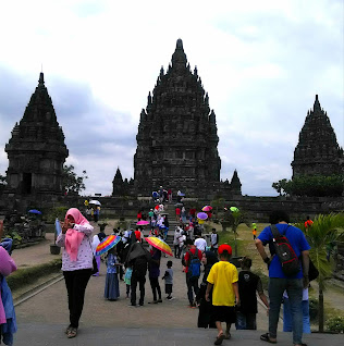 Suasana di kompleks candi