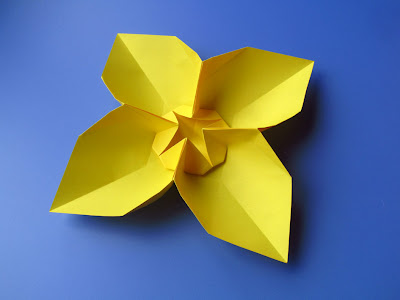 Origami Fiore quadrato, variante 1 - Square Flower, variant 1 by Francesco Guarnieri