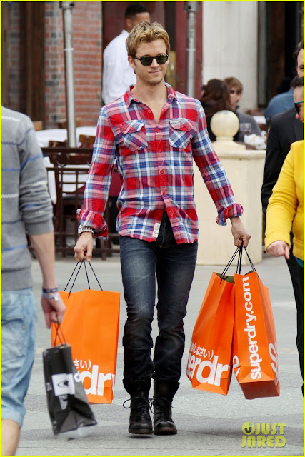 Ryan Kwanten  de compras en "Superdry" y " Ian Somerhalder " con el famoso perro Uggie 24/03/12