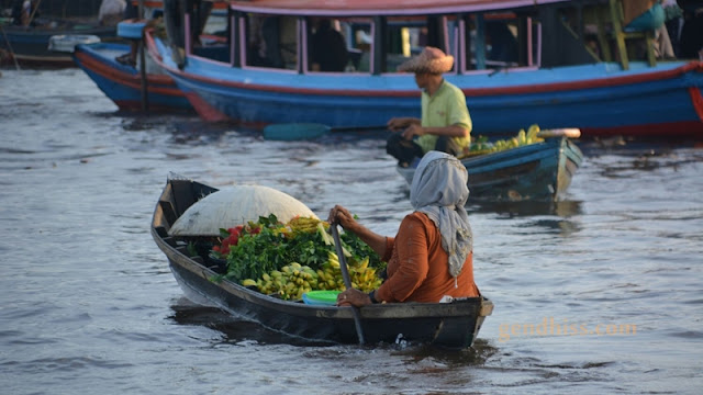 Penjual buah di pasar terapung sungai Barito