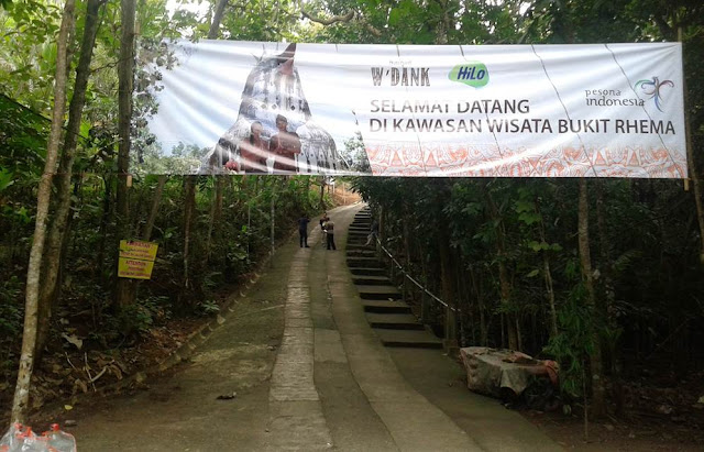 tanjakan jalan menuju Gereja Ayam sangat terjal