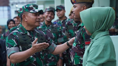 Viral Sepatu lepas saat Wisuda, anak SMK asal Sumpiuh Banyumas di tawari jadi TNI