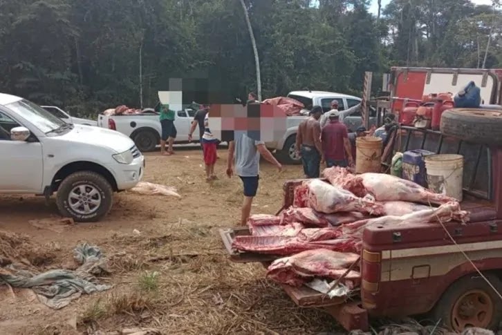 CARGA SAQUEADA – Caminhão de carne de empresa Vilhenense tomba em rodovia de MT