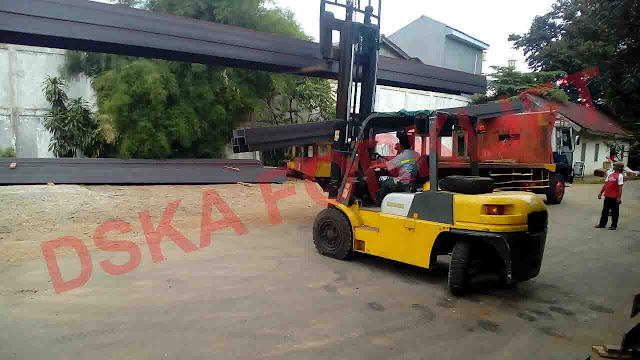 FORKLIFT 5 TON SEDANG MEMBONGKAR MUATAN BESI DARI ATAS TRUCK DI KRAMAT JATI - PASAR REBO - JAKARTA TIMUR